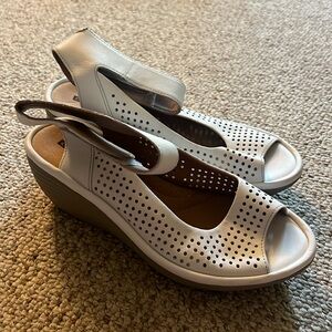 Clark’s white leather wedge 7M